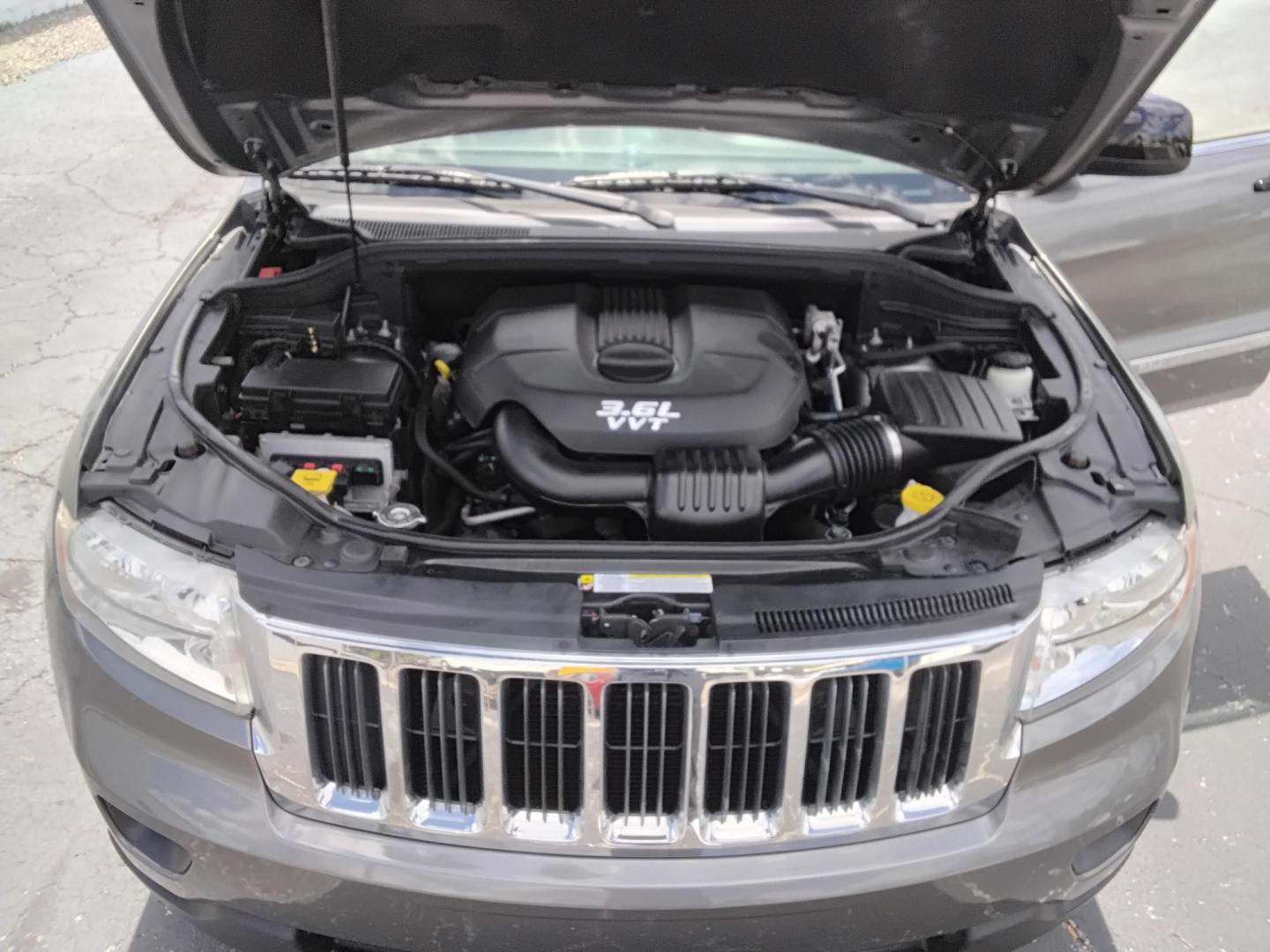 2013 SILVER /Grey Jeep Grand Cherokee Laredo 2WD (1C4RJEAG1DC) with an 3.6L V6 DOHC 24V engine, 5-Speed Automatic transmission, located at 6112 N Florida Avenue, Tampa, FL, 33604, (888) 521-5131, 27.954929, -82.459534 - $499 DOWN PLUS TAX & TAG. - Photo#8