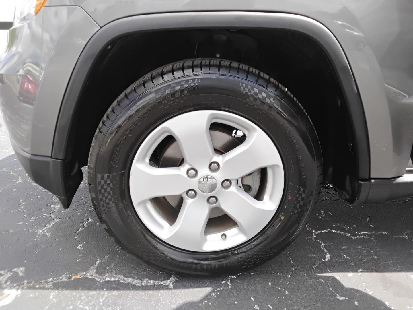 2013 SILVER /Grey Jeep Grand Cherokee Laredo 2WD (1C4RJEAG1DC) with an 3.6L V6 DOHC 24V engine, 5-Speed Automatic transmission, located at 6112 N Florida Avenue, Tampa, FL, 33604, (888) 521-5131, 27.954929, -82.459534 - $499 DOWN PLUS TAX & TAG. - Photo#9