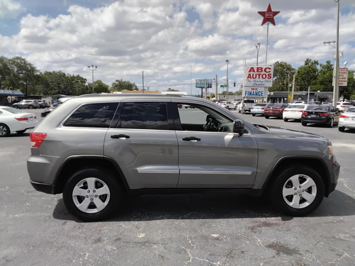 2013 SILVER /Grey Jeep Grand Cherokee Laredo 2WD (1C4RJEAG1DC) with an 3.6L V6 DOHC 24V engine, 5-Speed Automatic transmission, located at 6112 N Florida Avenue, Tampa, FL, 33604, (888) 521-5131, 27.954929, -82.459534 - $499 DOWN PLUS TAX & TAG. - Photo#2