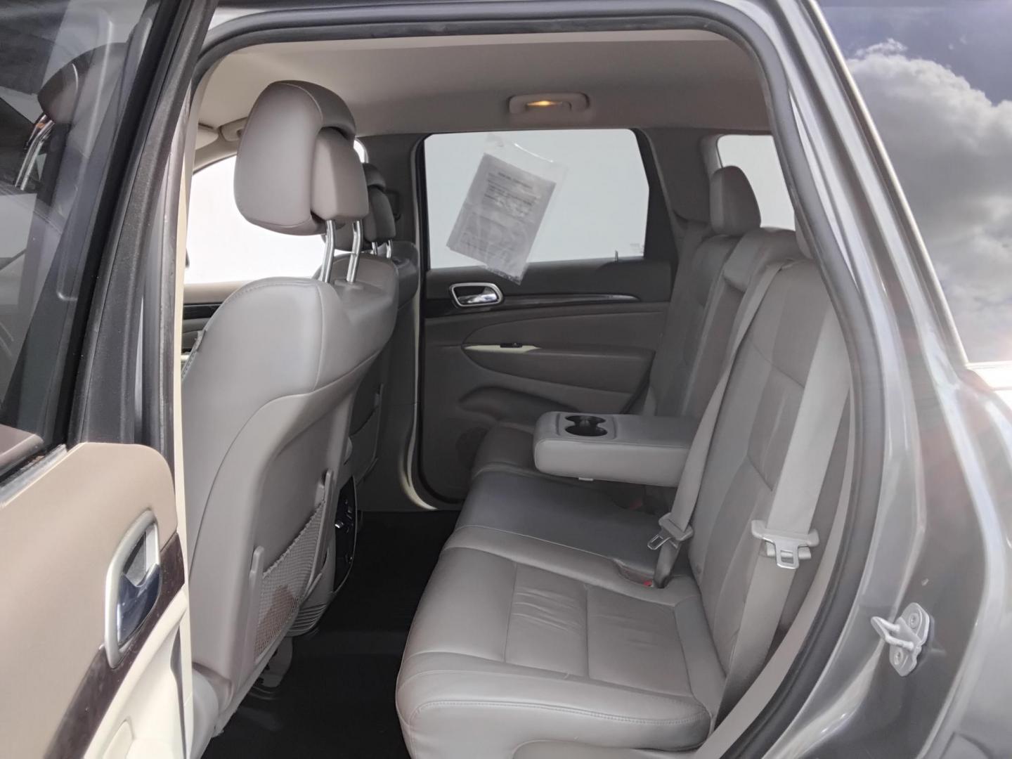 2013 SILVER /Grey Jeep Grand Cherokee Laredo 2WD (1C4RJEAG1DC) with an 3.6L V6 DOHC 24V engine, 5-Speed Automatic transmission, located at 6112 N Florida Avenue, Tampa, FL, 33604, (888) 521-5131, 27.954929, -82.459534 - $499 DOWN PLUS TAX & TAG. - Photo#5