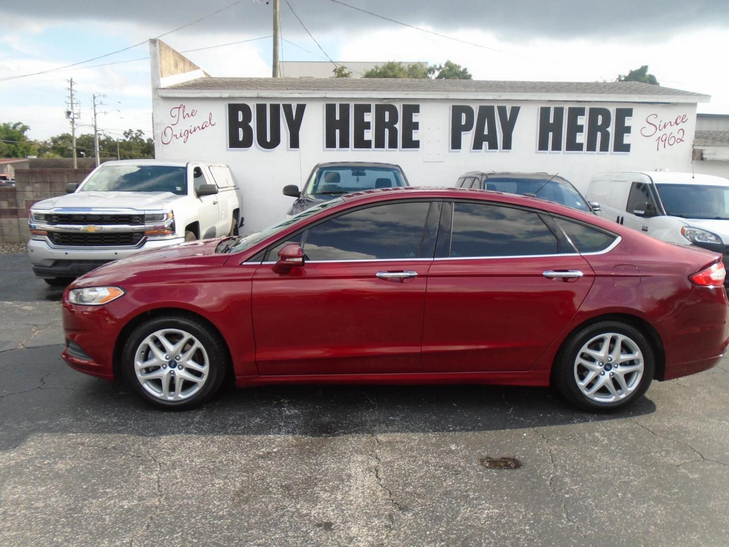 2015 RED /Beige Ford Fusion SE (1FA6P0H7XF5) with an 2.5L L4 DOHC 16V engine, located at 6112 N Florida Avenue, Tampa, FL, 33604, (888) 521-5131, 27.954929, -82.459534 - Photo#0