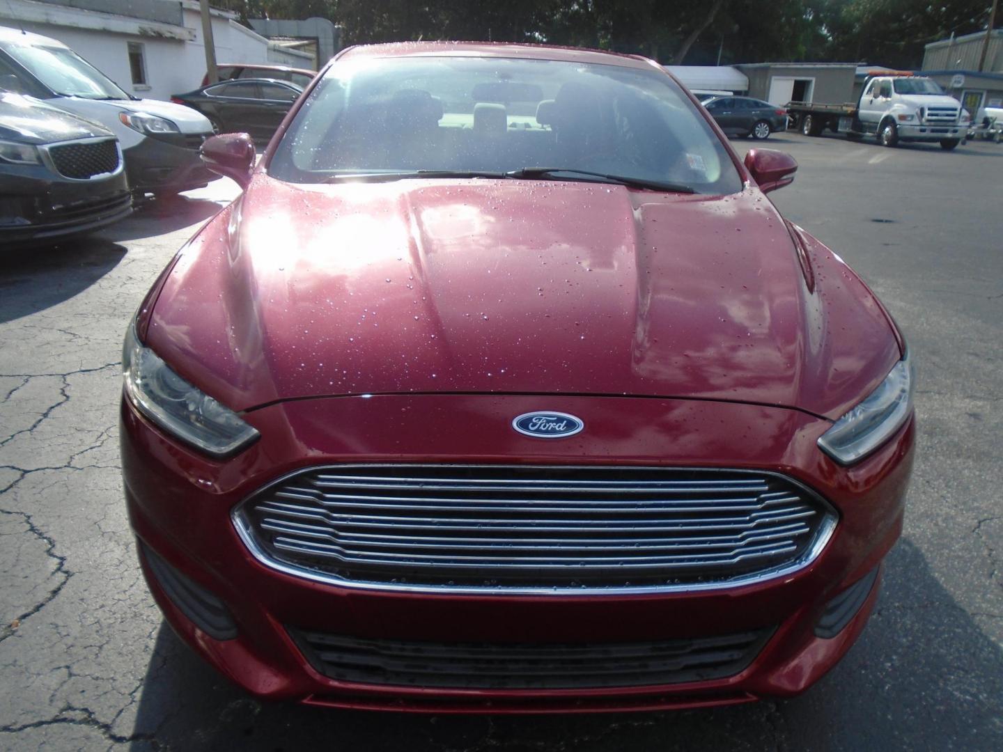 2015 RED /Beige Ford Fusion SE (1FA6P0H7XF5) with an 2.5L L4 DOHC 16V engine, located at 6112 N Florida Avenue, Tampa, FL, 33604, (888) 521-5131, 27.954929, -82.459534 - Photo#1