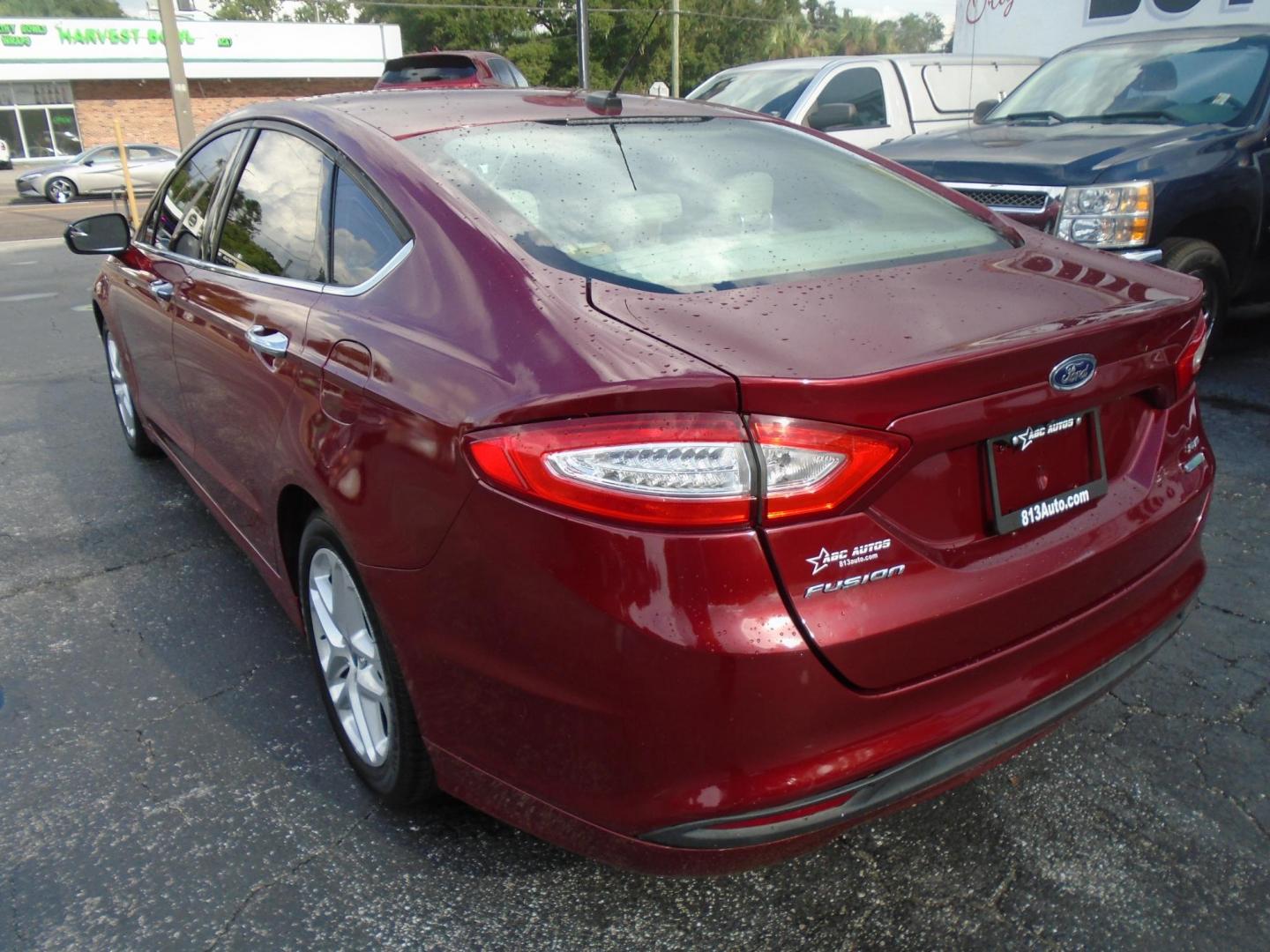 2015 RED /Beige Ford Fusion SE (1FA6P0H7XF5) with an 2.5L L4 DOHC 16V engine, located at 6112 N Florida Avenue, Tampa, FL, 33604, (888) 521-5131, 27.954929, -82.459534 - Photo#3