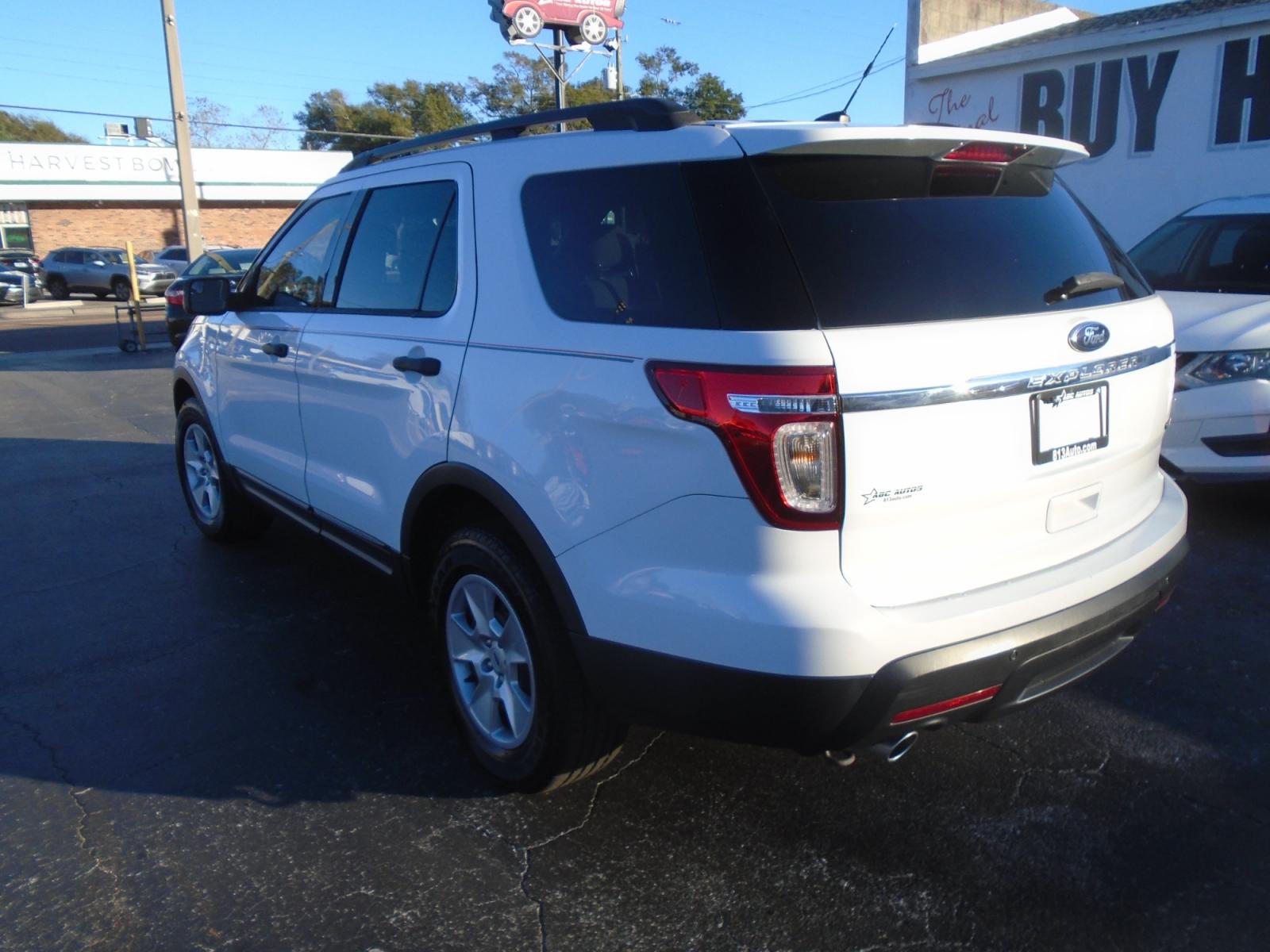 2014 Ford Explorer Base 4WD (1FM5K8B88EG) with an 3.5L V6 DOHC 24V engine, 6-Speed Automatic transmission, located at 6112 N Florida Avenue, Tampa, FL, 33604, (888) 521-5131, 27.954929, -82.459534 - Photo #4