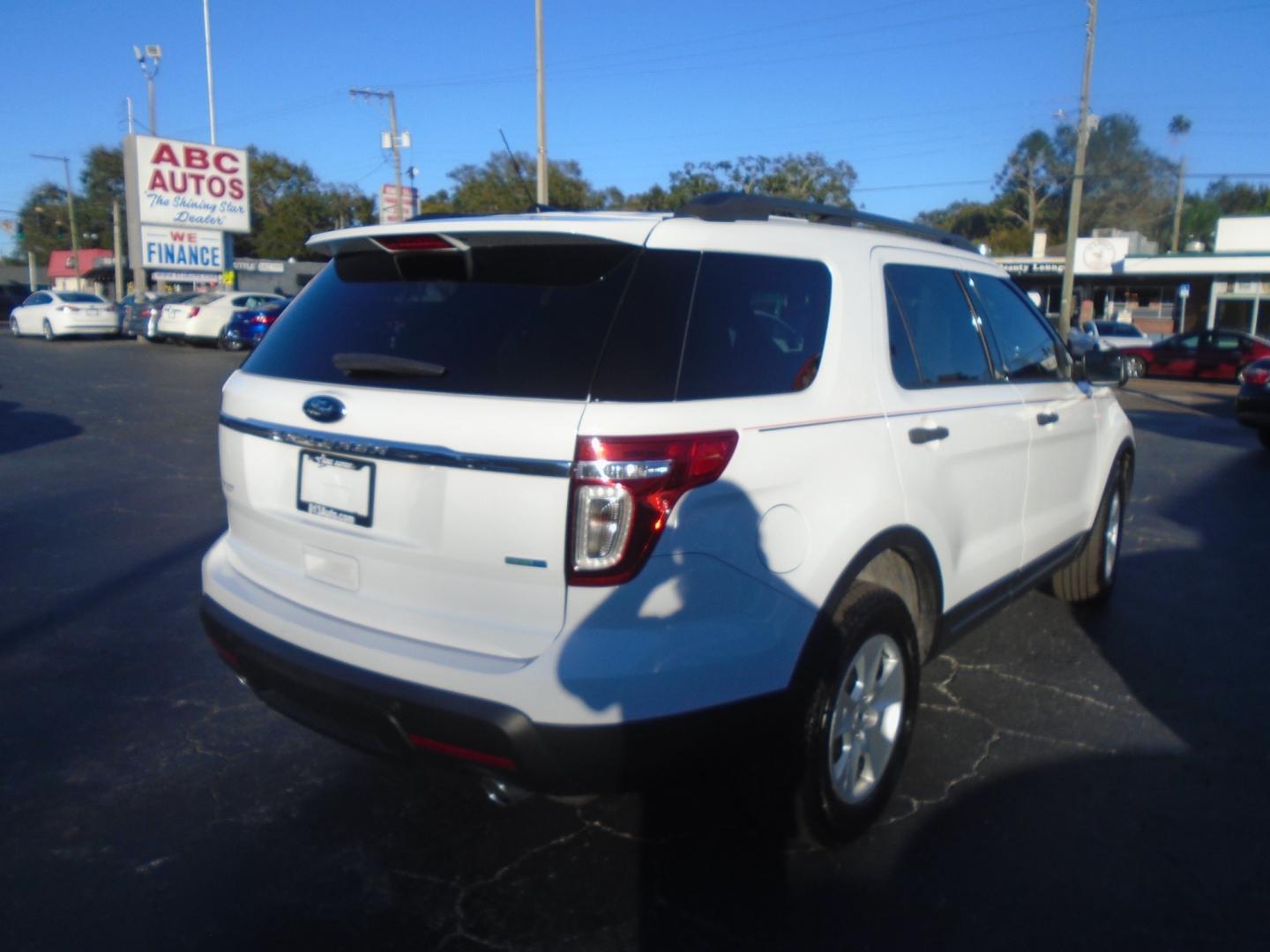 2014 Ford Explorer Base 4WD (1FM5K8B88EG) with an 3.5L V6 DOHC 24V engine, 6-Speed Automatic transmission, located at 6112 N Florida Avenue, Tampa, FL, 33604, (888) 521-5131, 27.954929, -82.459534 - Photo#5