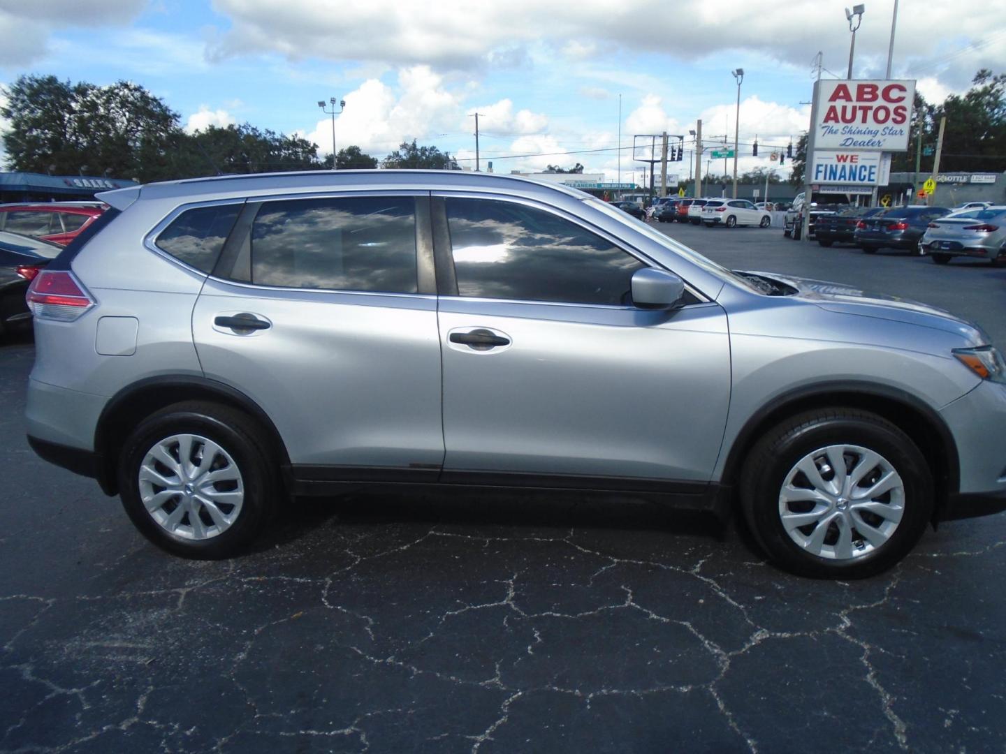 2016 Nissan Rogue S 2WD (JN8AT2MT4GW) with an 2.5L L4 DOHC 16V engine, CVT transmission, located at 6112 N Florida Avenue, Tampa, FL, 33604, (888) 521-5131, 27.954929, -82.459534 - Photo#6