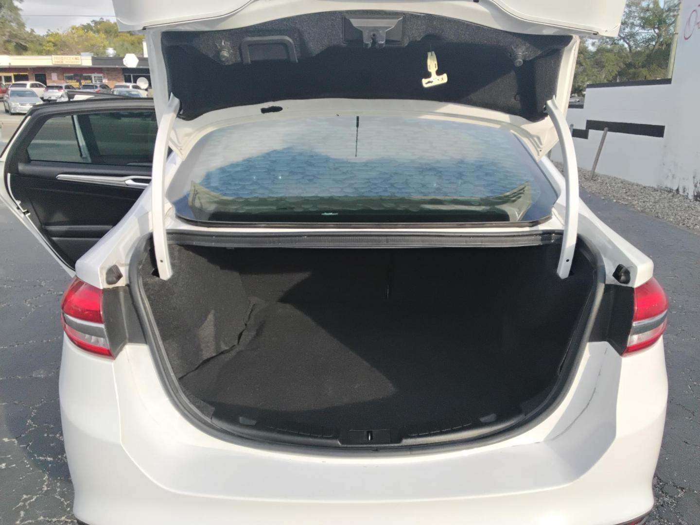 2017 White /Grey Ford Fusion SE (3FA6P0H70HR) with an 2.5L L4 DOHC 16V engine, 6A transmission, located at 6112 N Florida Avenue, Tampa, FL, 33604, (888) 521-5131, 27.954929, -82.459534 - $499 DOWN PLUS TAX & TAG. - Photo#7