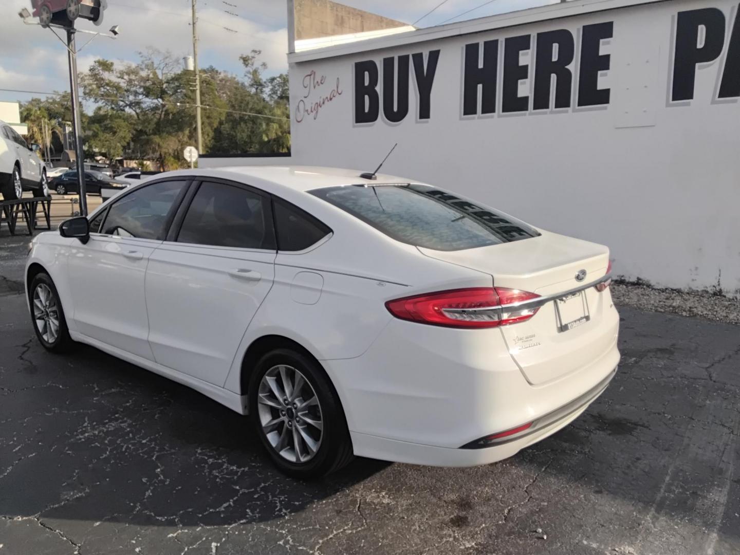 2017 White /Grey Ford Fusion SE (3FA6P0H70HR) with an 2.5L L4 DOHC 16V engine, 6A transmission, located at 6112 N Florida Avenue, Tampa, FL, 33604, (888) 521-5131, 27.954929, -82.459534 - $499 DOWN PLUS TAX & TAG. - Photo#4