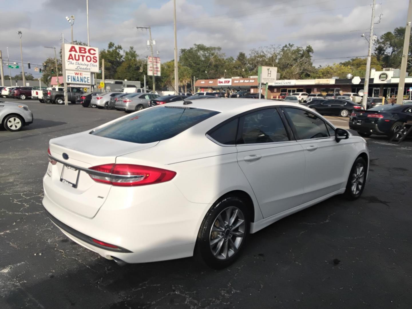 2017 White /Grey Ford Fusion SE (3FA6P0H70HR) with an 2.5L L4 DOHC 16V engine, 6A transmission, located at 6112 N Florida Avenue, Tampa, FL, 33604, (888) 521-5131, 27.954929, -82.459534 - $499 DOWN PLUS TAX & TAG. - Photo#5