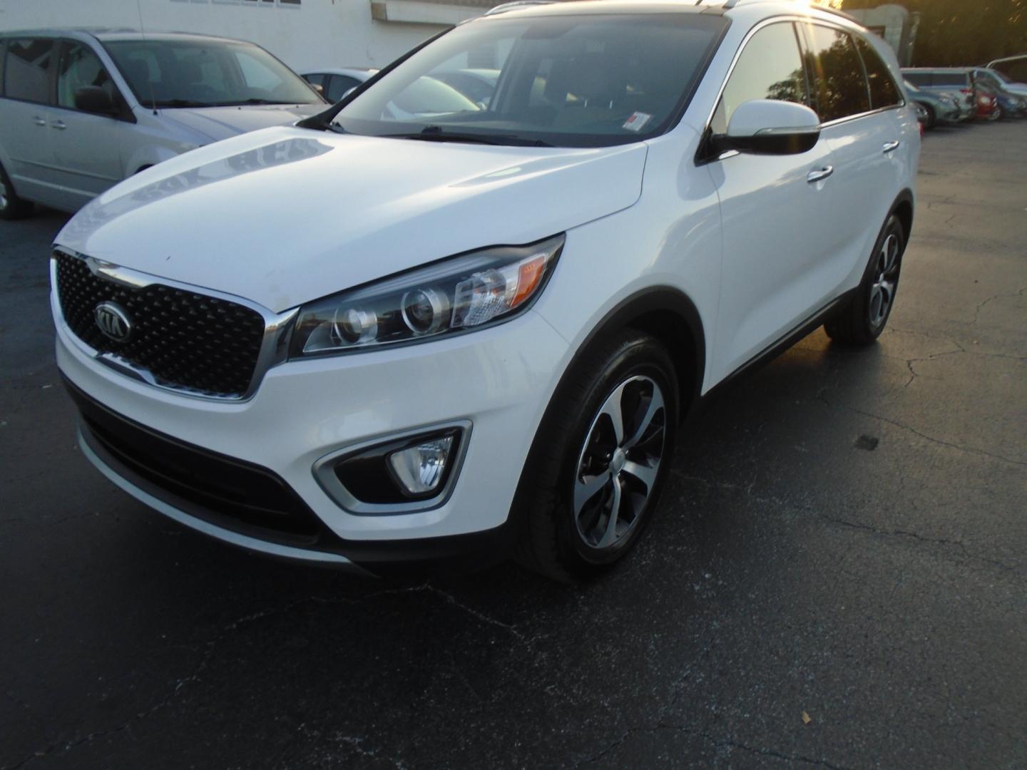 2016 Kia Sorento EX V6 2WD (5XYPH4A56GG) with an 3.3L V6 DOHC 24V engine, 6-Speed Automatic transmission, located at 6112 N Florida Avenue, Tampa, FL, 33604, (888) 521-5131, 27.954929, -82.459534 - Photo#3