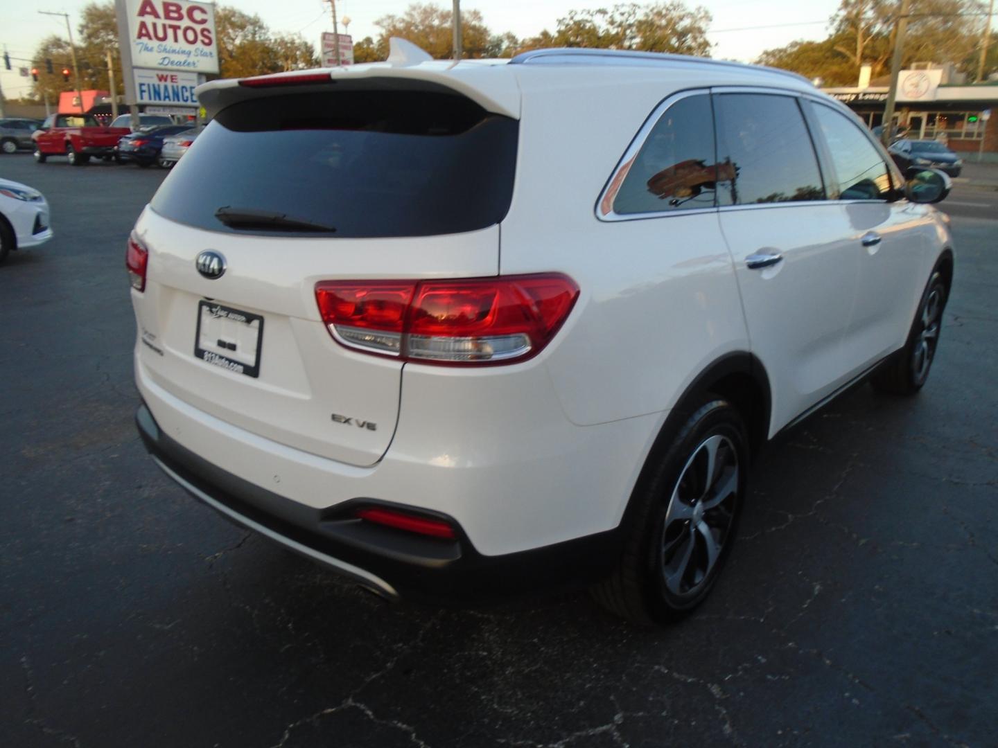 2016 Kia Sorento EX V6 2WD (5XYPH4A56GG) with an 3.3L V6 DOHC 24V engine, 6-Speed Automatic transmission, located at 6112 N Florida Avenue, Tampa, FL, 33604, (888) 521-5131, 27.954929, -82.459534 - Photo#5