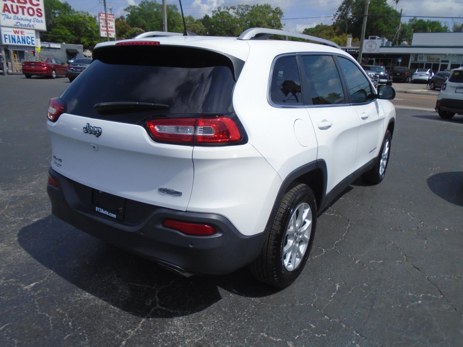 2017 Jeep Cherokee Latitude 4WD (1C4PJMCS3HW) with an 3.2L V6 DOHC 24V engine, 9A transmission, located at 6112 N Florida Avenue, Tampa, FL, 33604, (888) 521-5131, 27.954929, -82.459534 - Photo #5