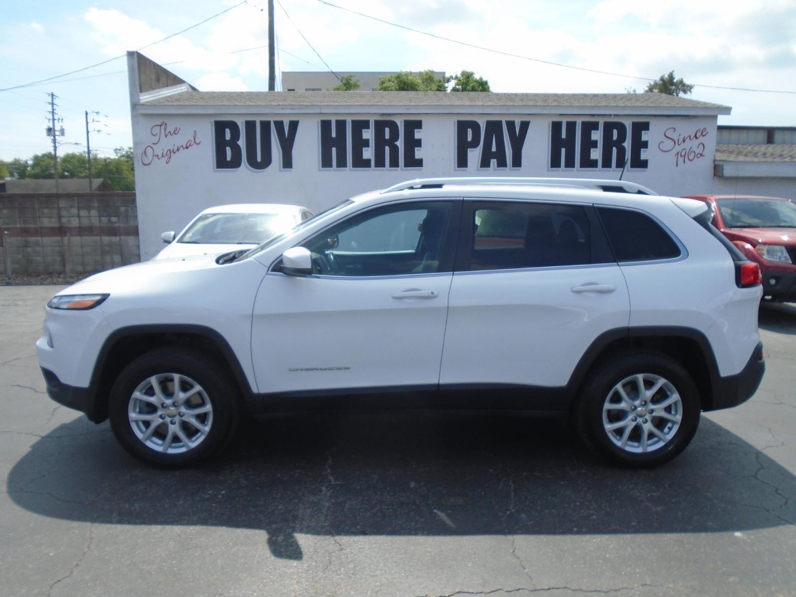2017 Jeep Cherokee Latitude 4WD (1C4PJMCS3HW) with an 3.2L V6 DOHC 24V engine, 9A transmission, located at 6112 N Florida Avenue, Tampa, FL, 33604, (888) 521-5131, 27.954929, -82.459534 - Photo #0