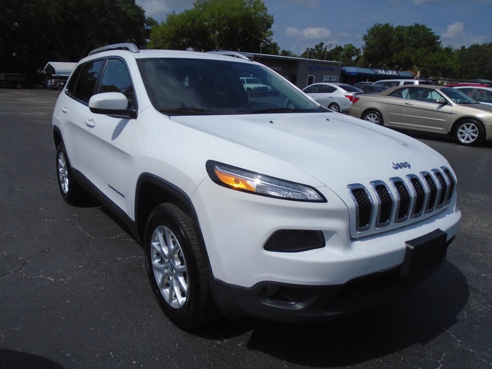 2017 Jeep Cherokee Latitude 4WD (1C4PJMCS3HW) with an 3.2L V6 DOHC 24V engine, 9A transmission, located at 6112 N Florida Avenue, Tampa, FL, 33604, (888) 521-5131, 27.954929, -82.459534 - Photo #2