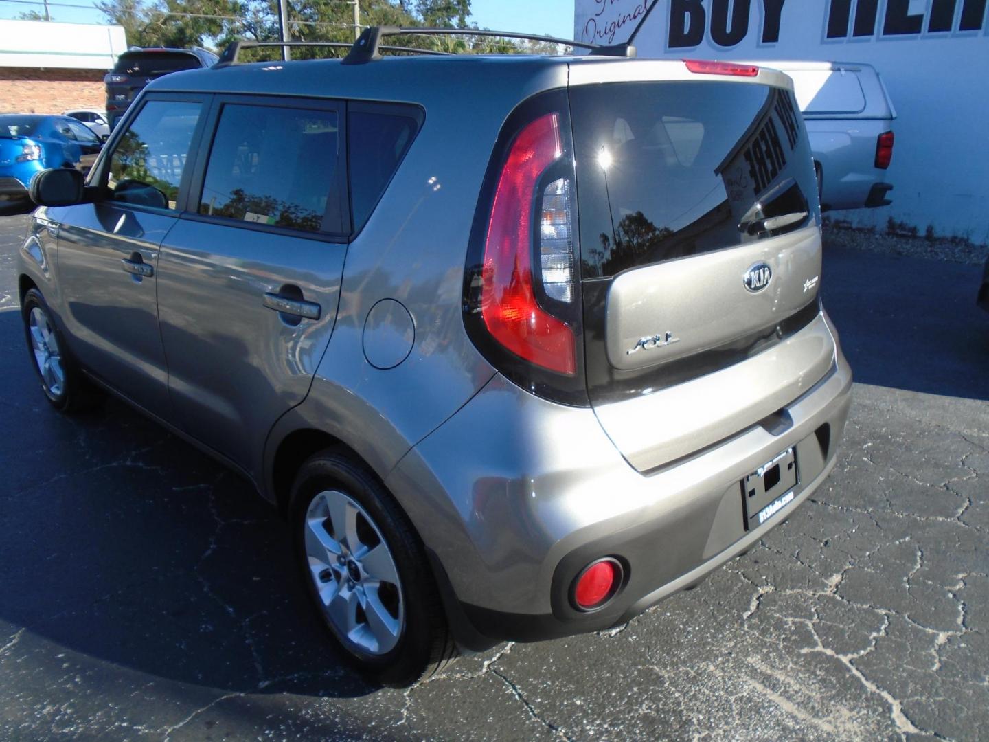 2017 Kia Soul ! (KNDJN2A20H7) with an 1.6L L4 DOHC 16V engine, 6A transmission, located at 6112 N Florida Avenue, Tampa, FL, 33604, (888) 521-5131, 27.954929, -82.459534 - Photo#4