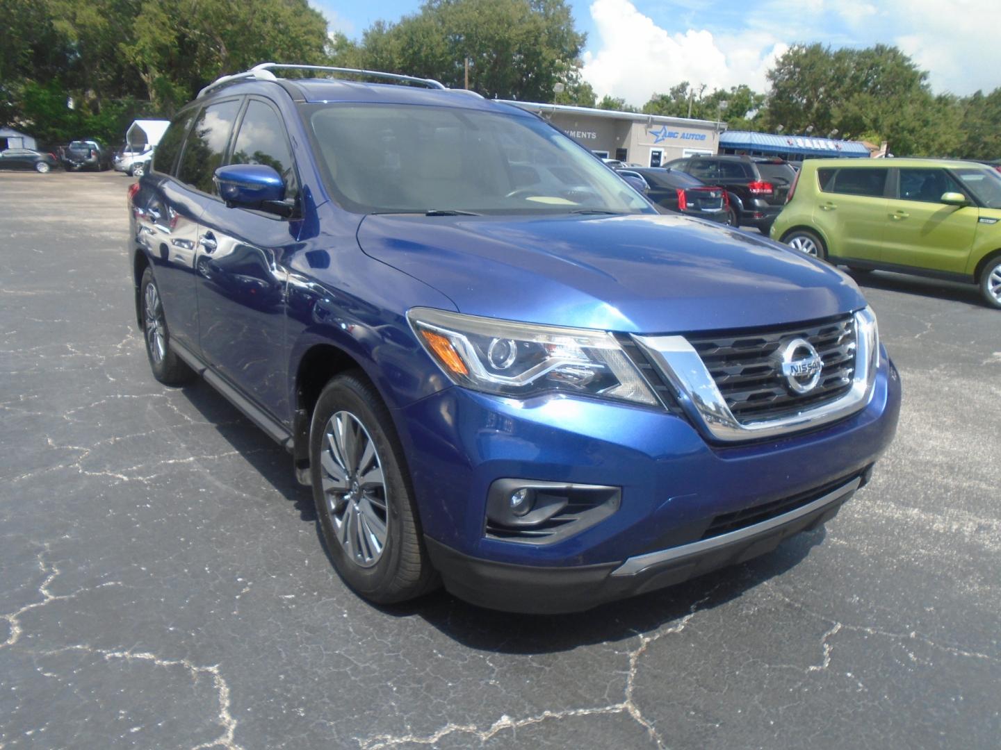 2017 Nissan Pathfinder Platinum 2WD (5N1DR2MN4HC) with an 3.5L V6 DOHC 24V engine, CVT transmission, located at 6112 N Florida Avenue, Tampa, FL, 33604, (888) 521-5131, 27.954929, -82.459534 - Photo#2