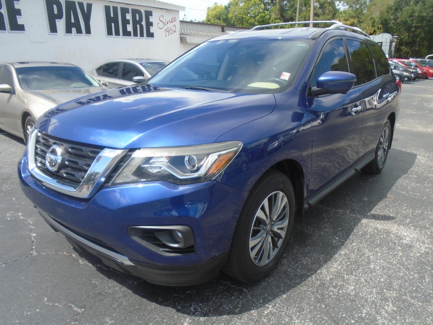 2017 Nissan Pathfinder Platinum 2WD (5N1DR2MN4HC) with an 3.5L V6 DOHC 24V engine, CVT transmission, located at 6112 N Florida Avenue, Tampa, FL, 33604, (888) 521-5131, 27.954929, -82.459534 - Photo#3