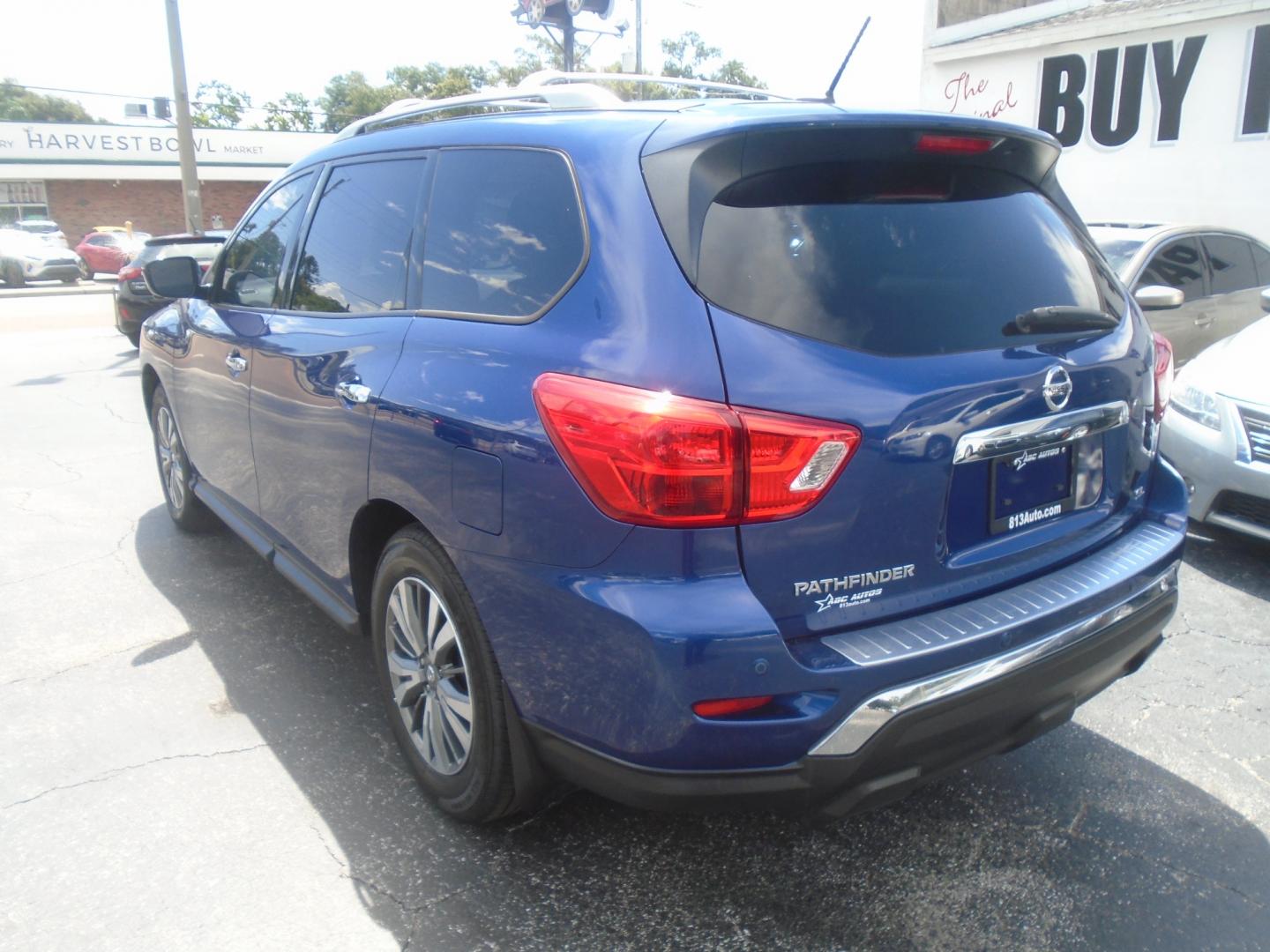 2017 Nissan Pathfinder Platinum 2WD (5N1DR2MN4HC) with an 3.5L V6 DOHC 24V engine, CVT transmission, located at 6112 N Florida Avenue, Tampa, FL, 33604, (888) 521-5131, 27.954929, -82.459534 - Photo#4