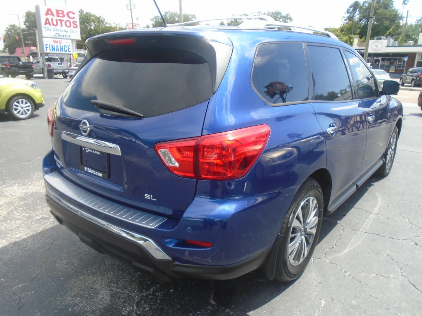 2017 Nissan Pathfinder Platinum 2WD (5N1DR2MN4HC) with an 3.5L V6 DOHC 24V engine, CVT transmission, located at 6112 N Florida Avenue, Tampa, FL, 33604, (888) 521-5131, 27.954929, -82.459534 - Photo#5