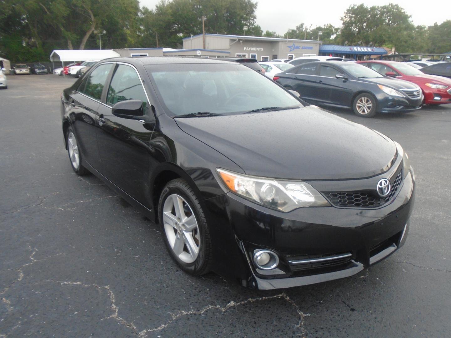 2013 Toyota Camry SE (4T1BF1FK5DU) with an 2.5L L4 DOHC 16V engine, 6-Speed Automatic transmission, located at 6112 N Florida Avenue, Tampa, FL, 33604, (888) 521-5131, 27.954929, -82.459534 - Photo#2