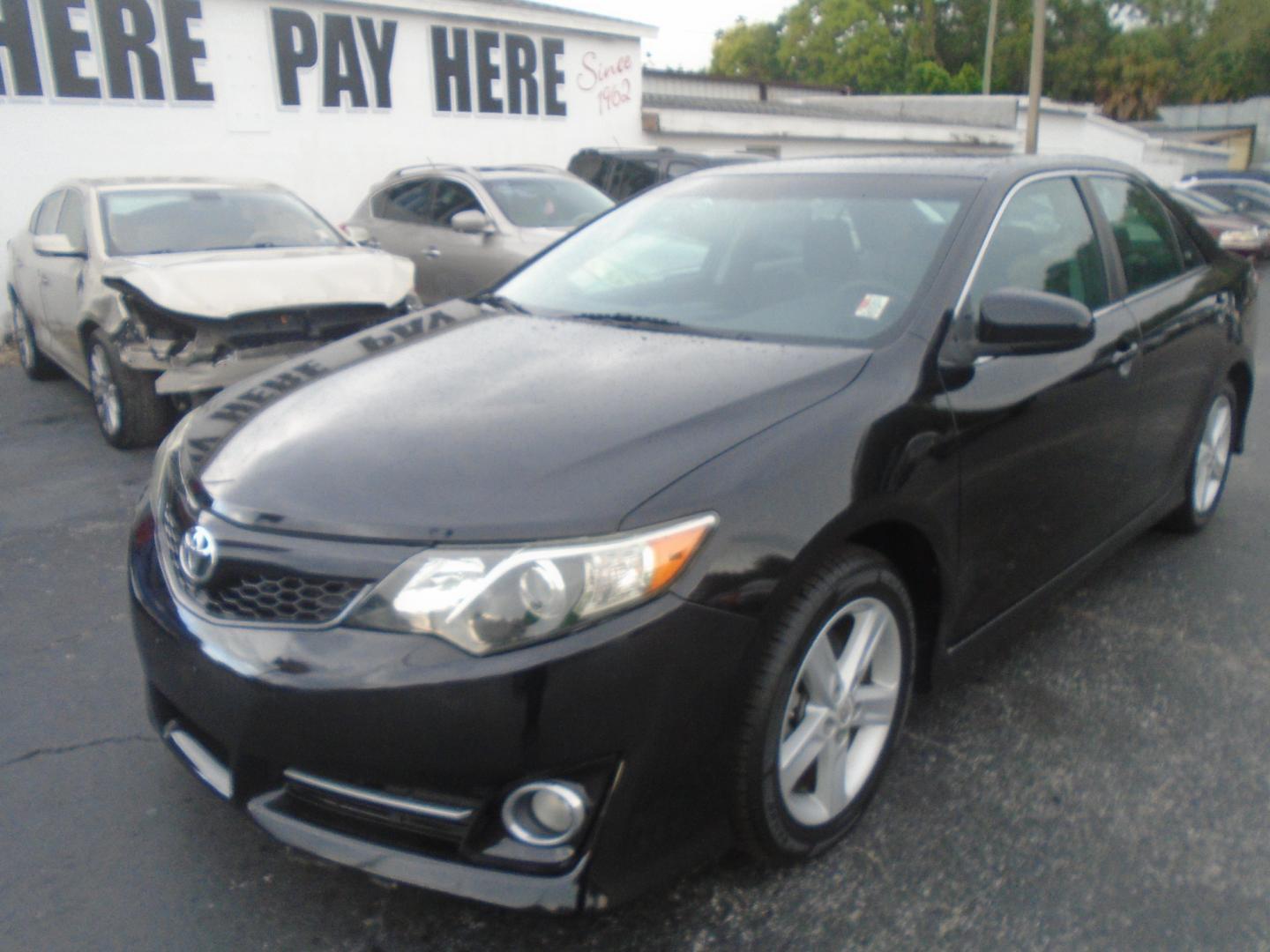 2013 Toyota Camry SE (4T1BF1FK5DU) with an 2.5L L4 DOHC 16V engine, 6-Speed Automatic transmission, located at 6112 N Florida Avenue, Tampa, FL, 33604, (888) 521-5131, 27.954929, -82.459534 - Photo#3