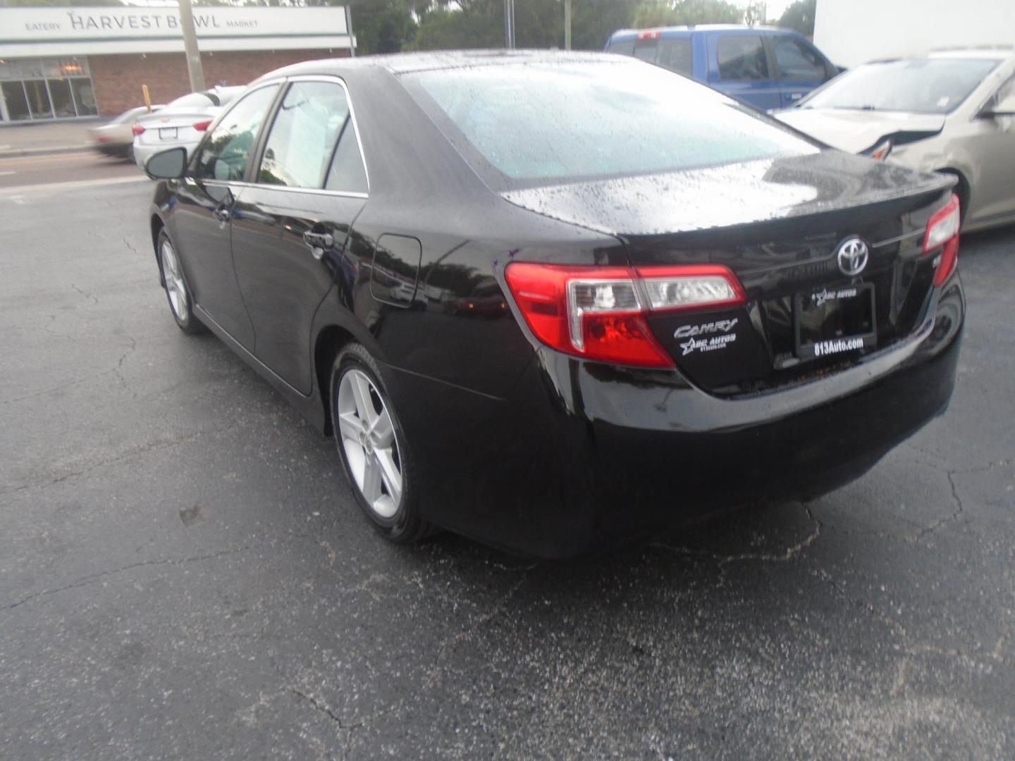 2013 Toyota Camry SE (4T1BF1FK5DU) with an 2.5L L4 DOHC 16V engine, 6-Speed Automatic transmission, located at 6112 N Florida Avenue, Tampa, FL, 33604, (888) 521-5131, 27.954929, -82.459534 - Photo#4