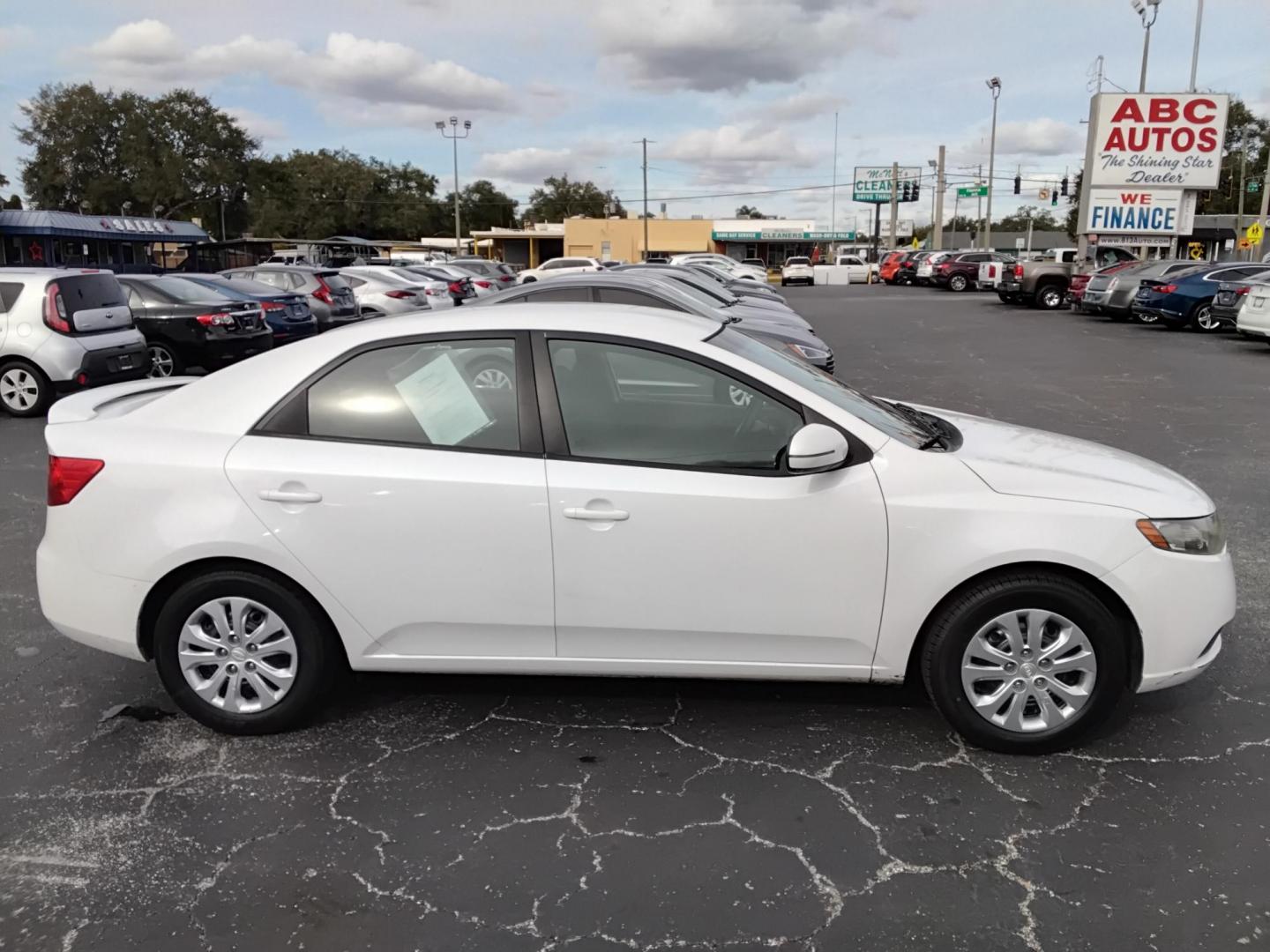2012 White /Grey Kia Forte EX (KNAFU4A25C5) with an 2.0L L4 DOHC 16V engine, located at 6112 N Florida Avenue, Tampa, FL, 33604, (888) 521-5131, 27.954929, -82.459534 - $499 DOWN PLUS TAX & TAG. - Photo#4
