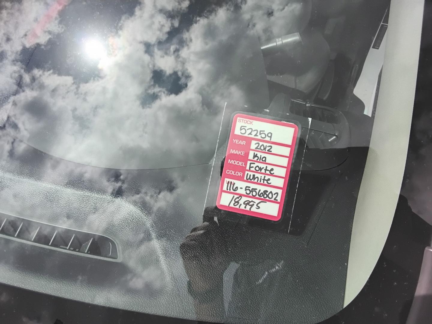 2012 White /Grey Kia Forte EX (KNAFU4A25C5) with an 2.0L L4 DOHC 16V engine, located at 6112 N Florida Avenue, Tampa, FL, 33604, (888) 521-5131, 27.954929, -82.459534 - $499 DOWN PLUS TAX & TAG.- Photo#17