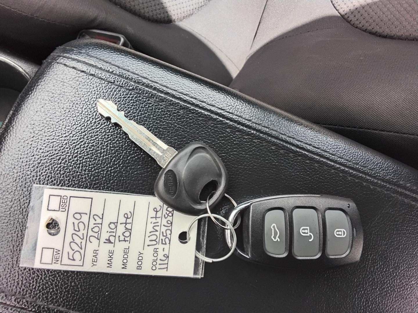 2012 White /Grey Kia Forte EX (KNAFU4A25C5) with an 2.0L L4 DOHC 16V engine, located at 6112 N Florida Avenue, Tampa, FL, 33604, (888) 521-5131, 27.954929, -82.459534 - $499 DOWN PLUS TAX & TAG.- Photo#16