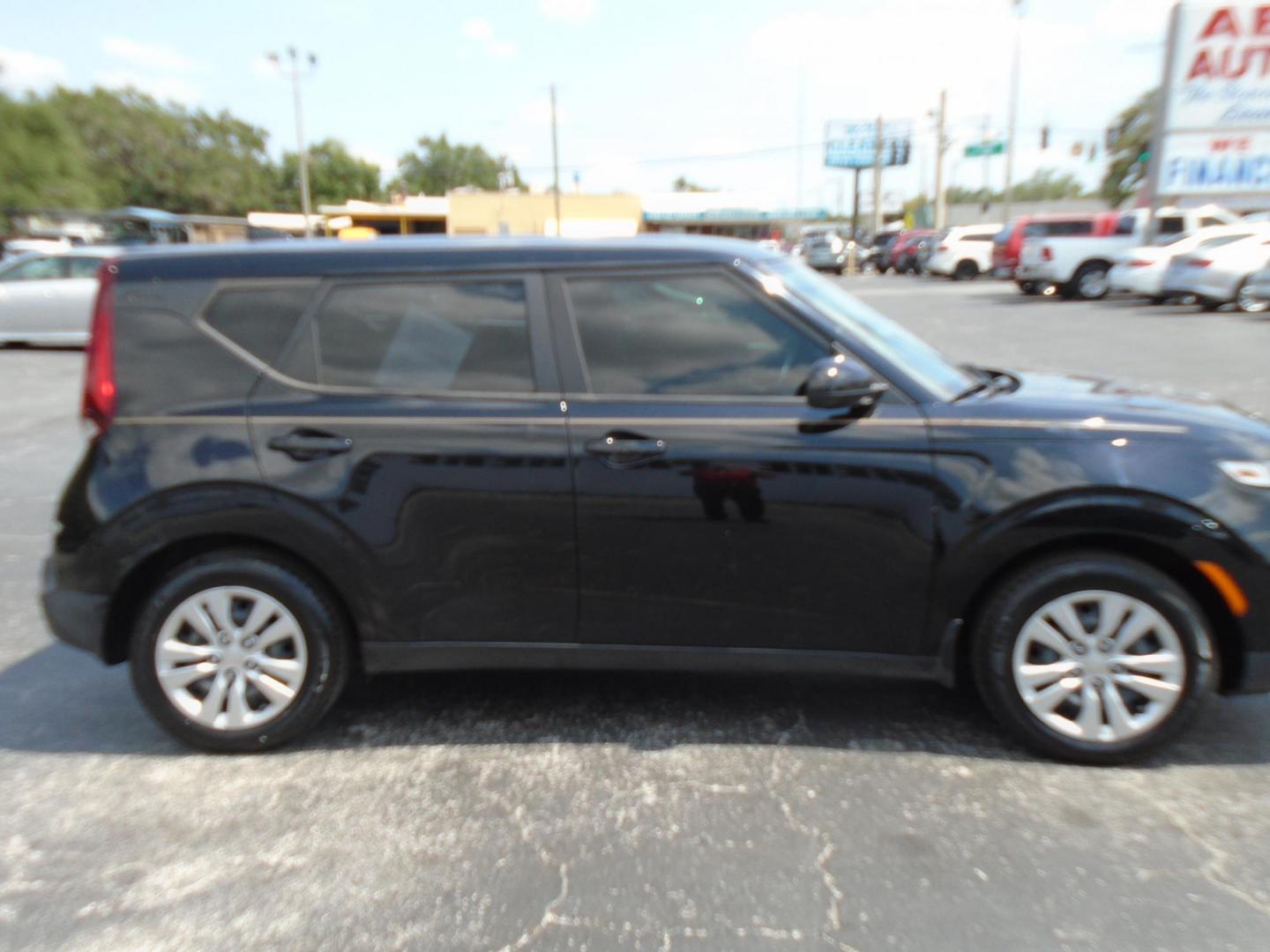 2020 Kia Soul S (KNDJ23AU5L7) with an 2.0L L4 DOHC 16V engine, CVT transmission, located at 6112 N Florida Avenue, Tampa, FL, 33604, (888) 521-5131, 27.954929, -82.459534 - Photo#4